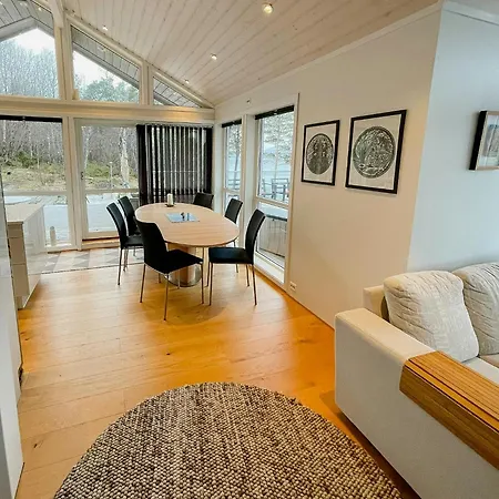 Seaside With Private Pier In Vakantiehuis Eidsvåg