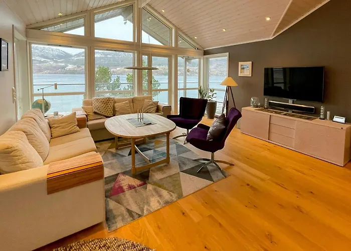 Seaside With Private Pier In Eidsvåg