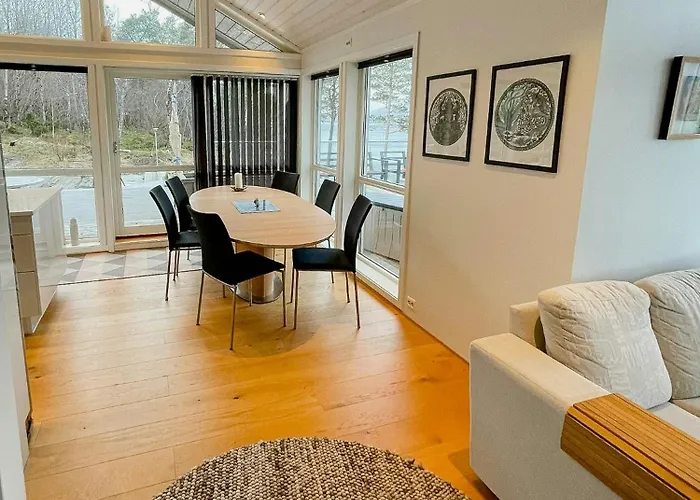 Seaside With Private Pier In Vakantiehuis Eidsvåg